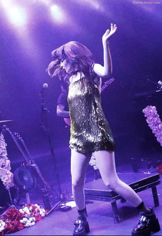 Lauren Mayberry photo 4 of 1227