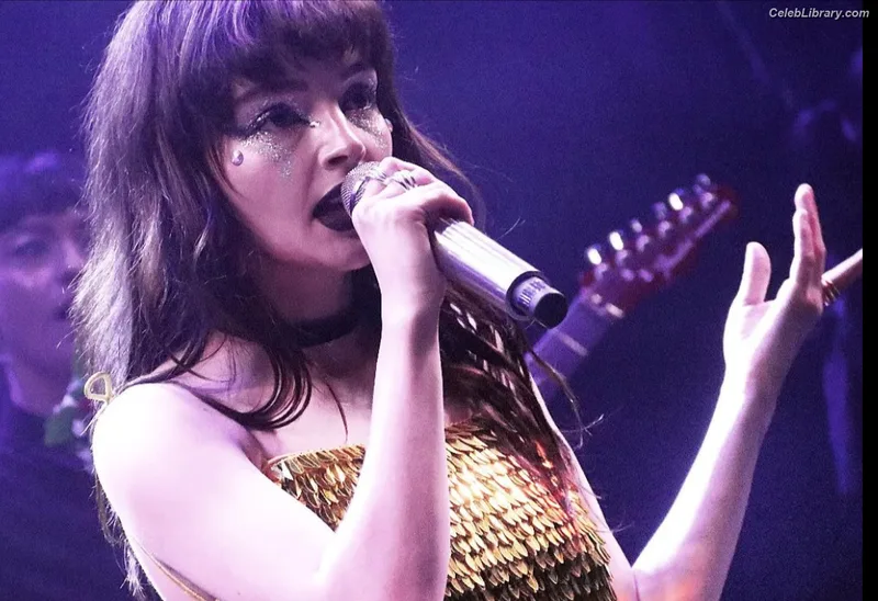 Lauren Mayberry photo 6 of 1227