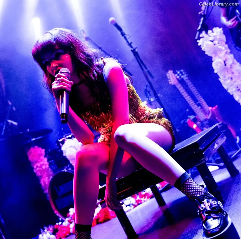 Lauren Mayberry photo 9 of 1227