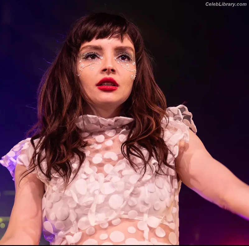 Lauren Mayberry photo 2 of 1227