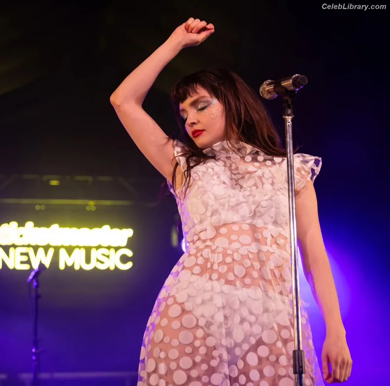 Lauren Mayberry photo 6 of 1227