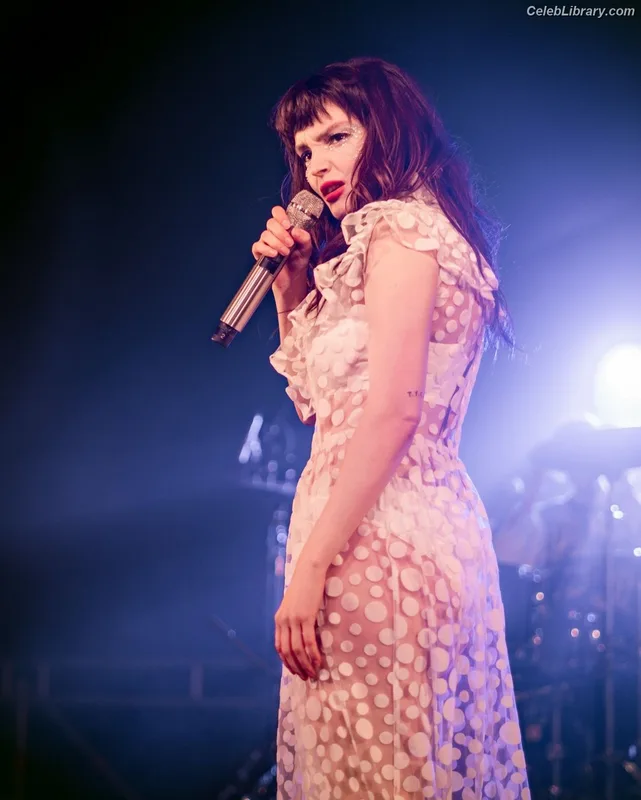 Lauren Mayberry photo 7 of 1227