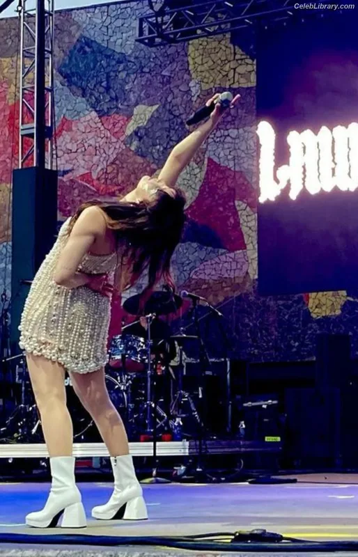 Lauren Mayberry photo 8 of 1227