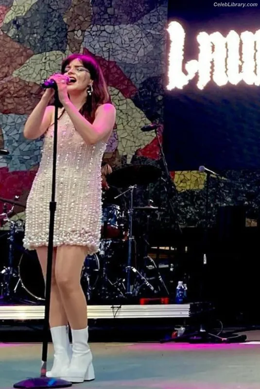 Lauren Mayberry photo 10 of 1227