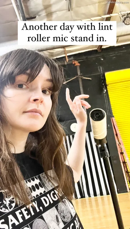 Lauren Mayberry photo 22 of 1227