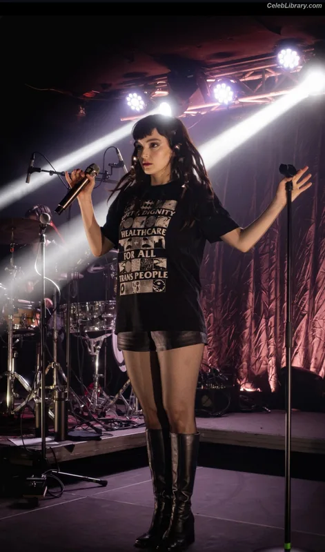 Lauren Mayberry photo 24 of 1227