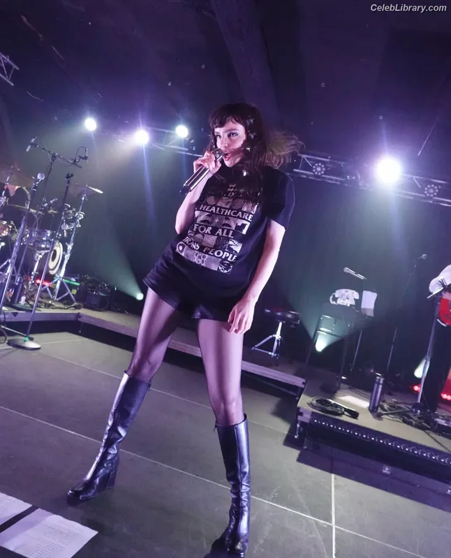 Lauren Mayberry photo 2 of 1227