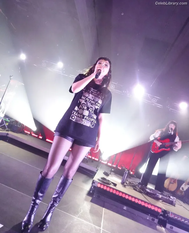 Lauren Mayberry photo 8 of 1227