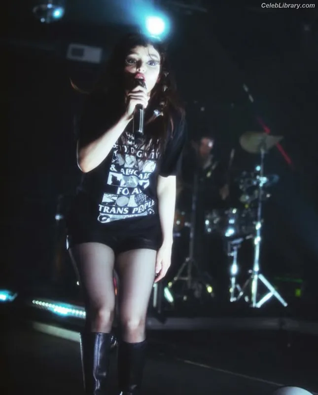 Lauren Mayberry photo 13 of 1227