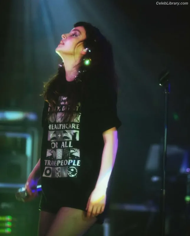 Lauren Mayberry photo 14 of 1227