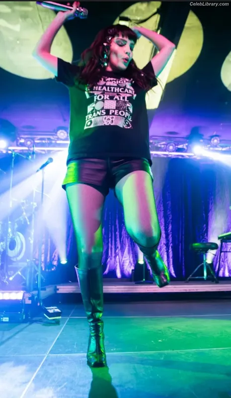 Lauren Mayberry photo 2 of 1227