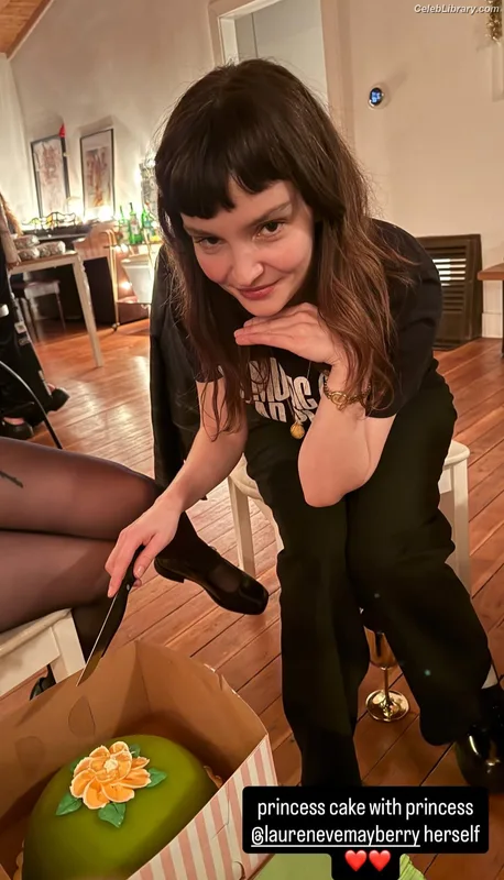 Lauren Mayberry photo 17 of 1227