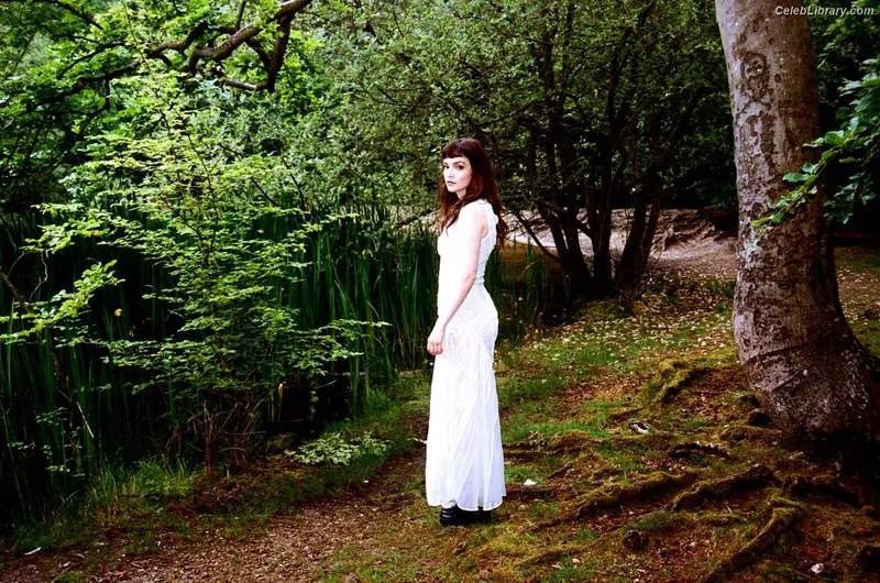 Lauren Mayberry photo 4 of 1227