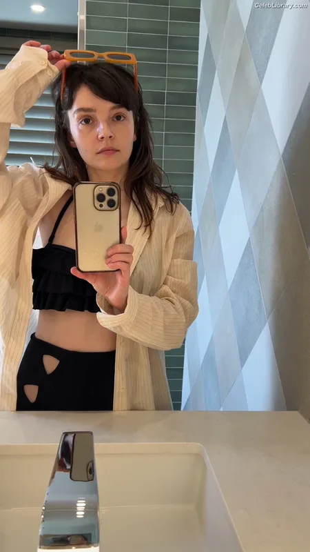 Lauren Mayberry photo 14 of 1227