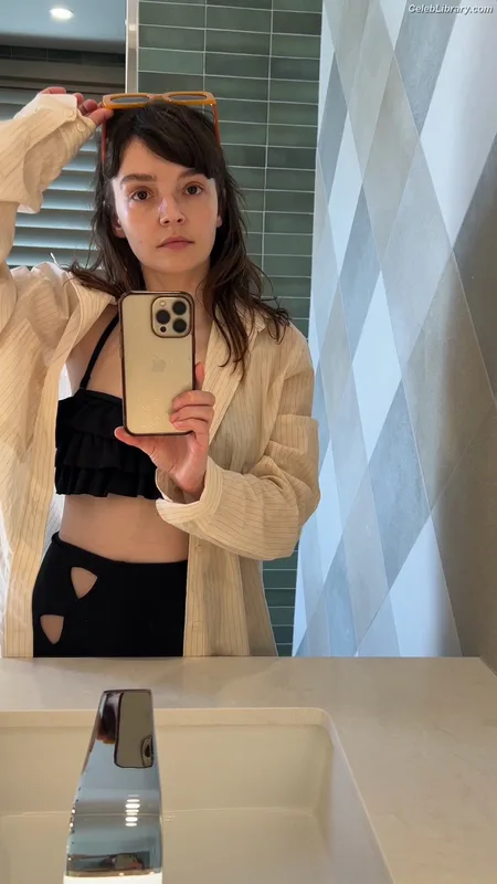 Lauren Mayberry photo 15 of 1227