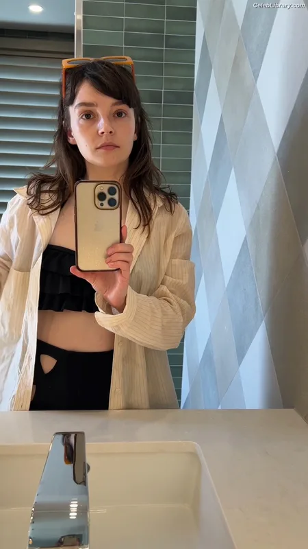 Lauren Mayberry photo 16 of 1227