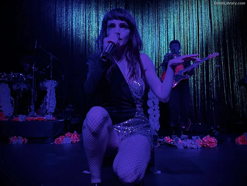 Lauren Mayberry photo 9 of 1227