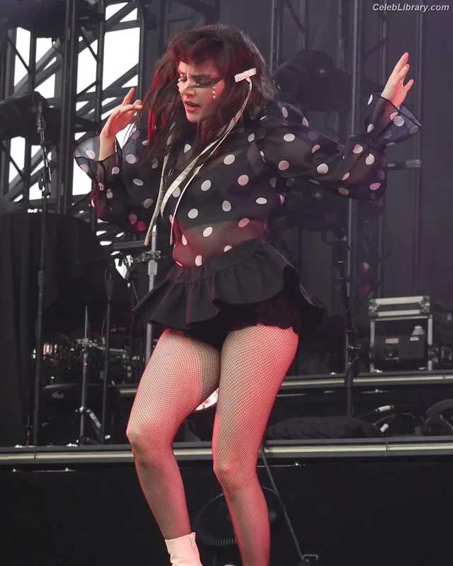 Lauren Mayberry photo 21 of 1227