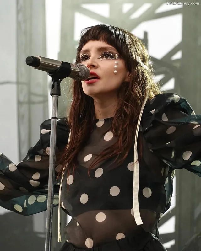 Lauren Mayberry photo 24 of 1227
