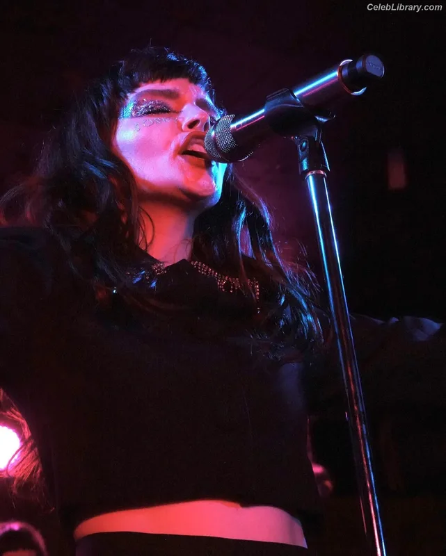 Lauren Mayberry photo 2 of 1227