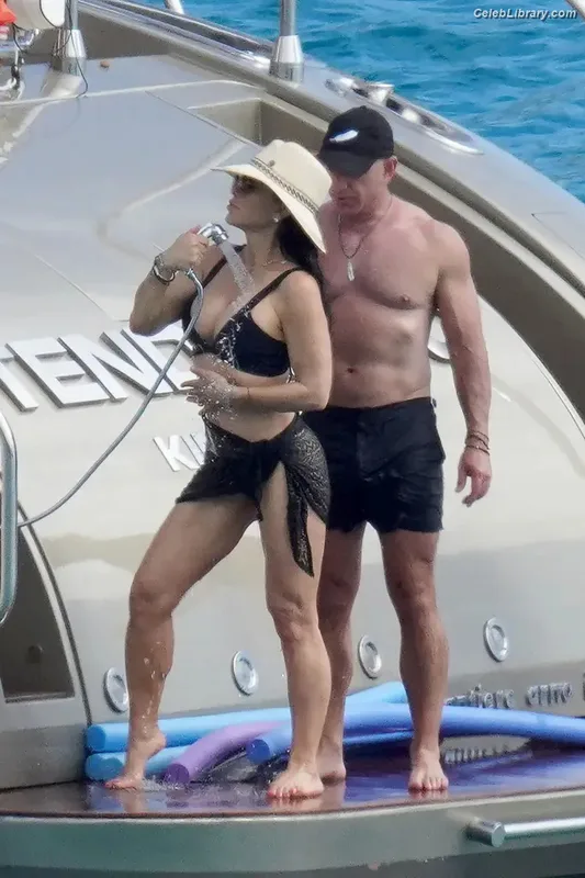 Lauren Sanchez photo 4 of 30