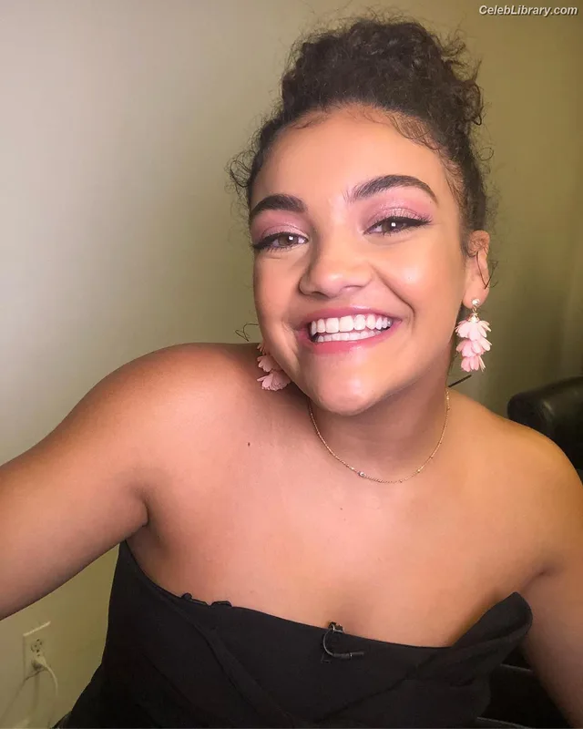 Laurie Hernandez photo 3 of 220
