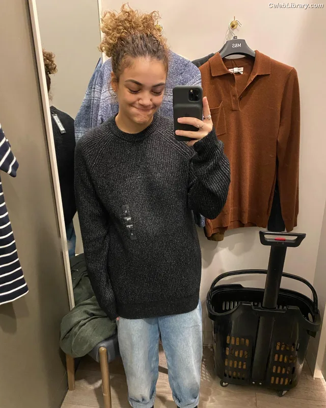 Laurie Hernandez photo 4 of 220