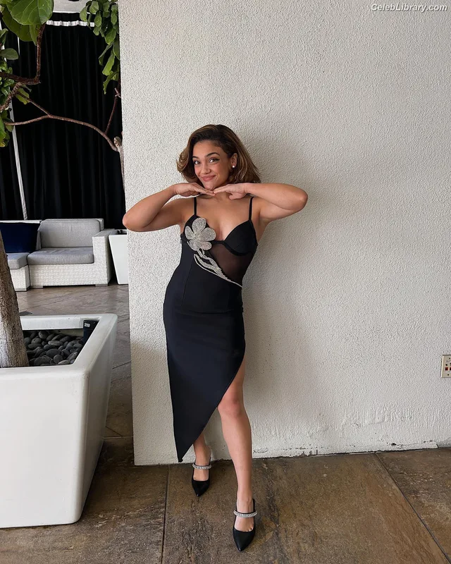 Laurie Hernandez photo 8 of 220