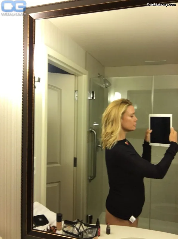 Laurie Holden photo 9 of 9
