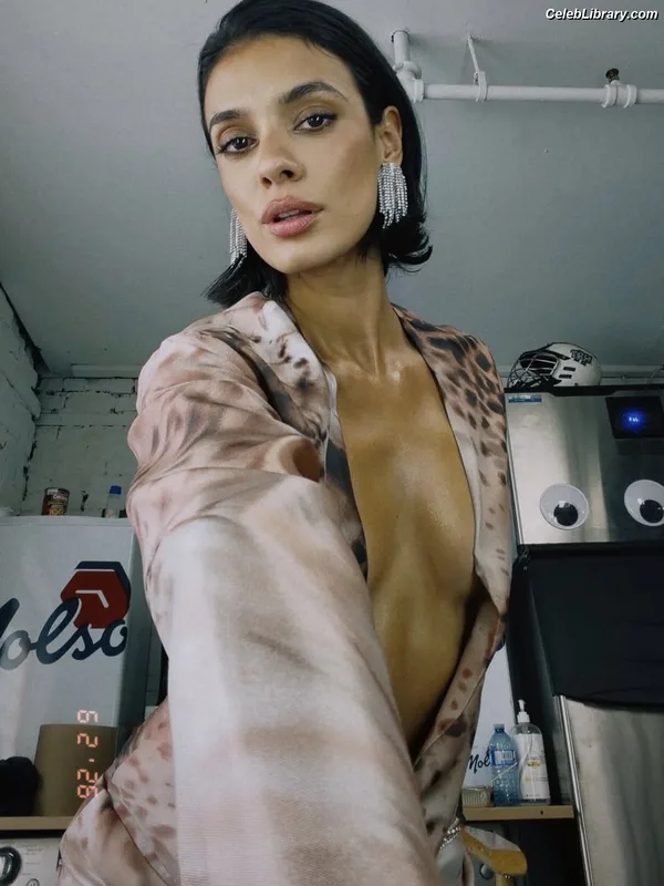Laysla De Oliveira photo 1 of 46