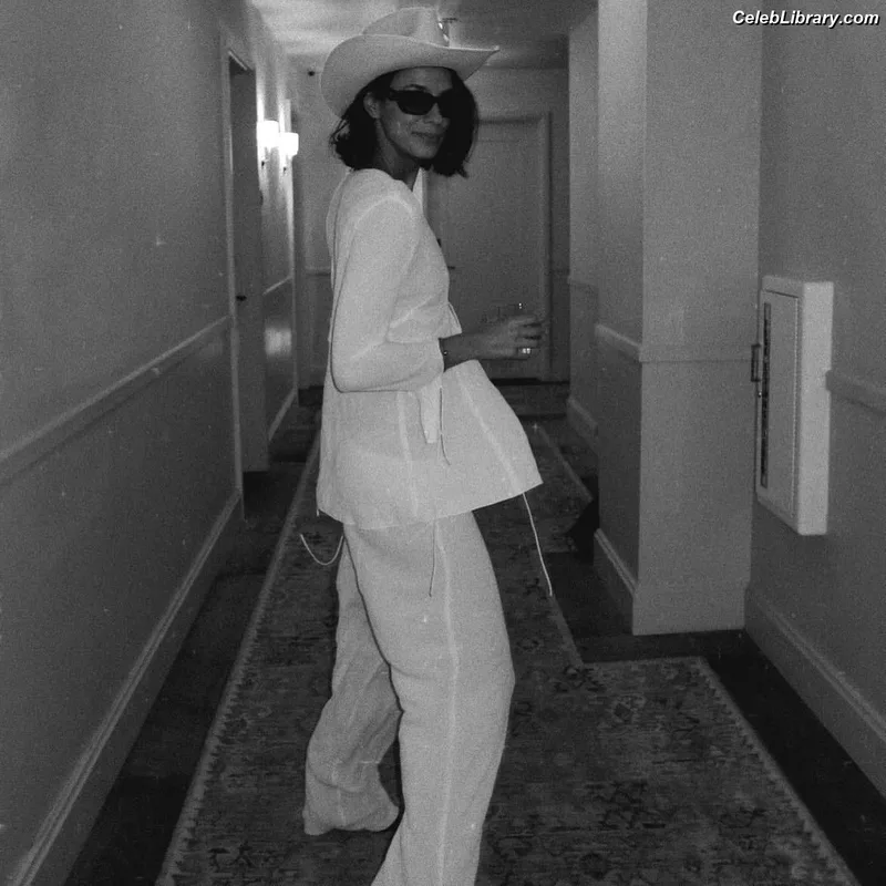 Laysla De Oliveira photo 2 of 46