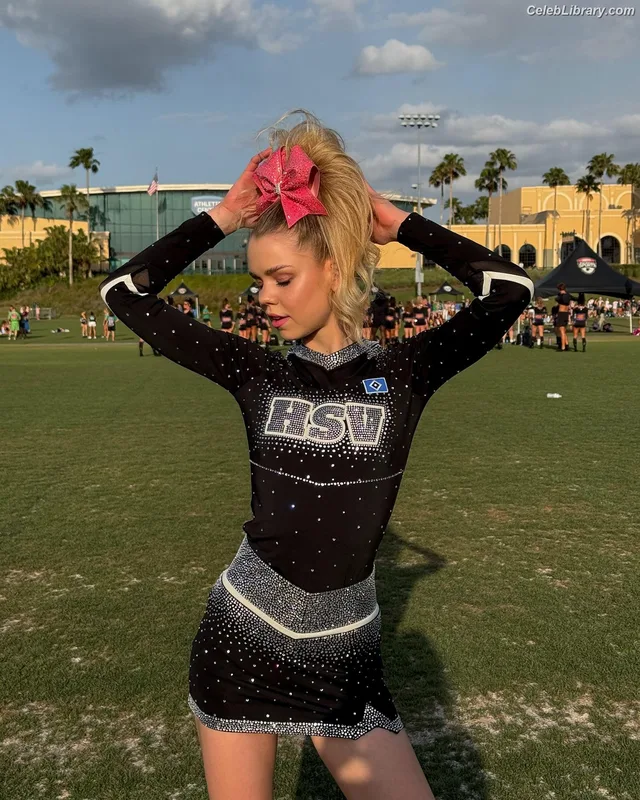 Lea Pietsch photo 1 of 150