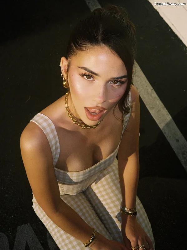 Leah Halton photo 9 of 2152