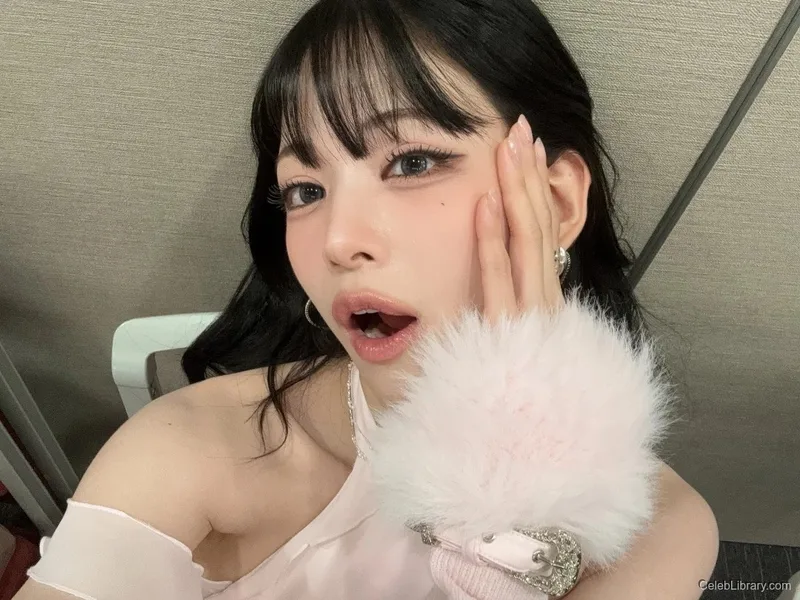 Lee Chaeyoung photo 2 of 5