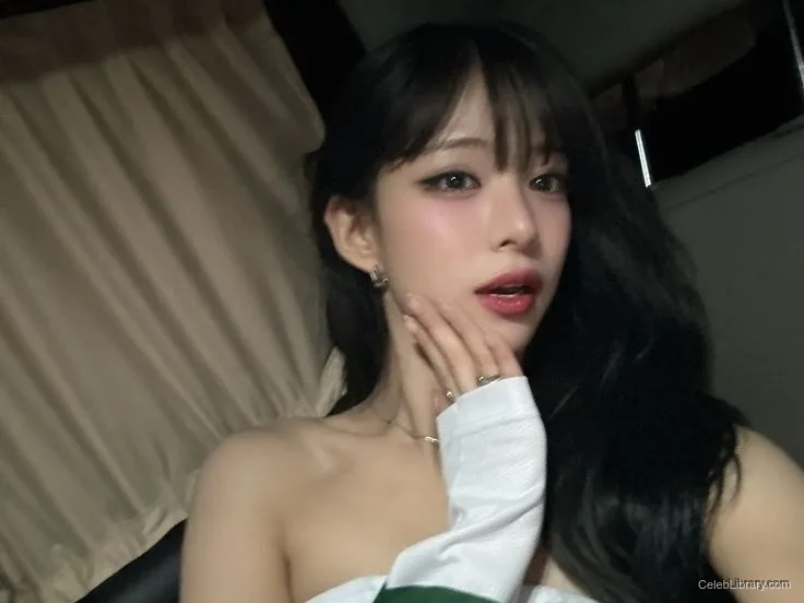 Lee Chaeyoung photo 3 of 5