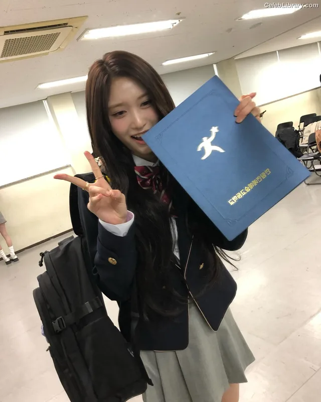 Lee Hyun-seo LEESEO (IVE) photo 4 of 52