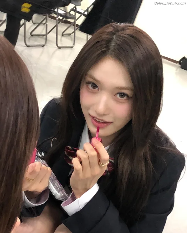 Lee Hyun-seo LEESEO (IVE) photo 11 of 52