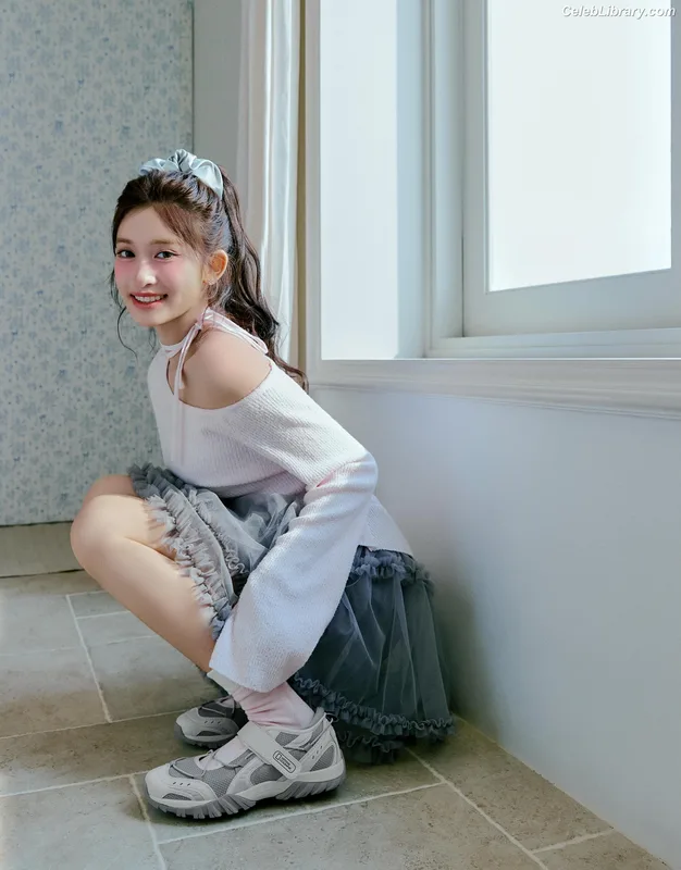 Lee Hyun-seo LEESEO (IVE) photo 14 of 52