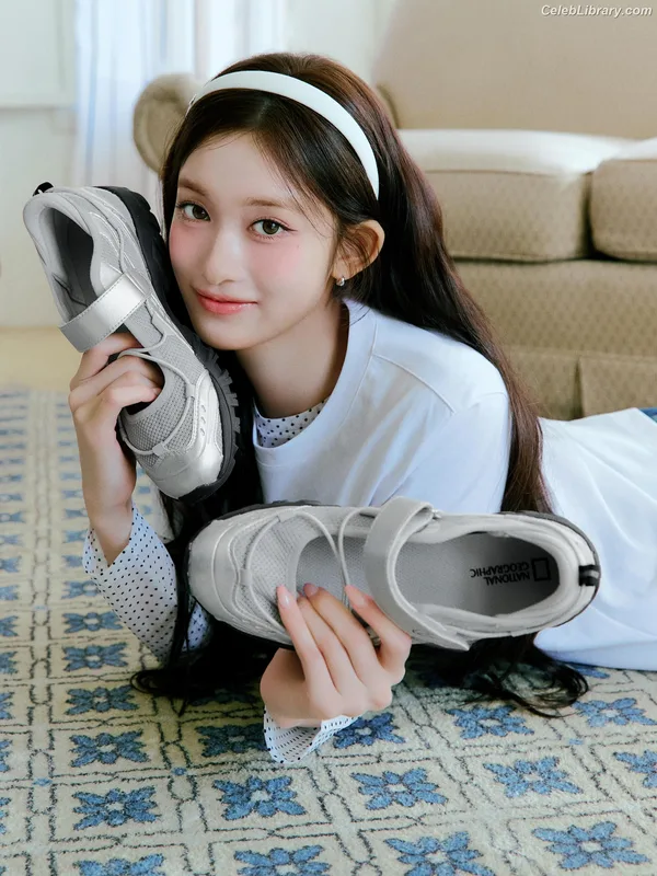 Lee Hyun-seo LEESEO (IVE) photo 15 of 52