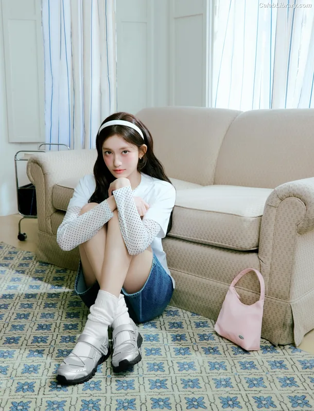 Lee Hyun-seo LEESEO (IVE) photo 17 of 52