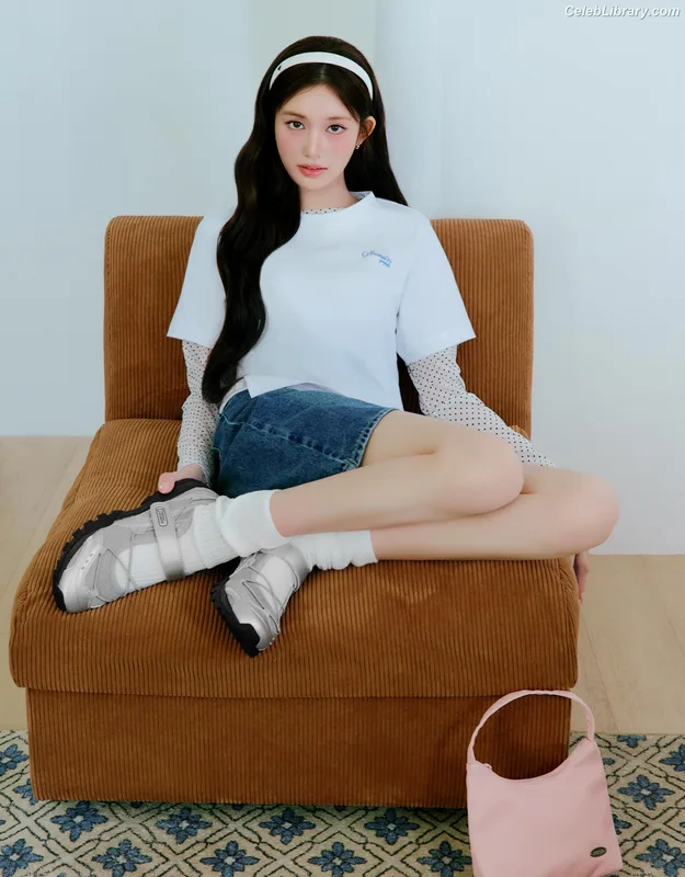 Lee Hyun-seo LEESEO (IVE) photo 19 of 52