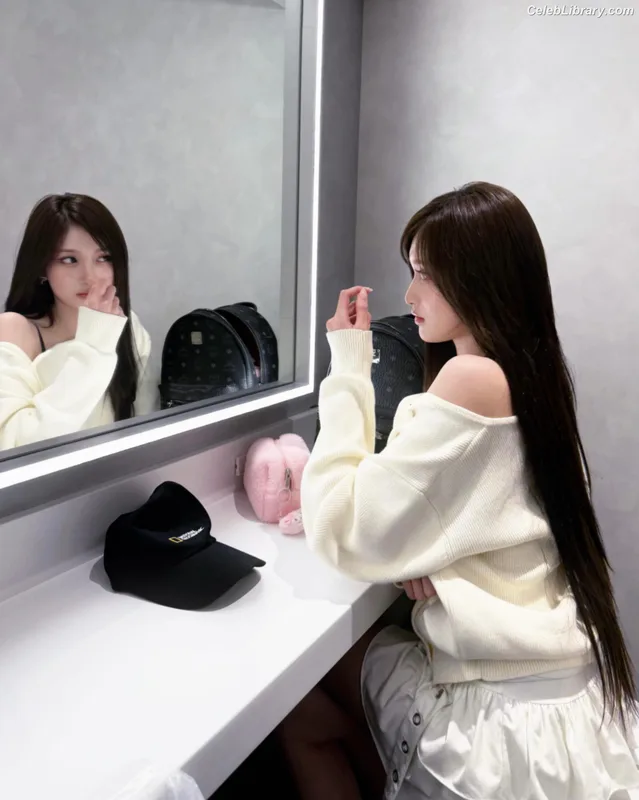 Lee Hyun-seo LEESEO (IVE) photo 23 of 52