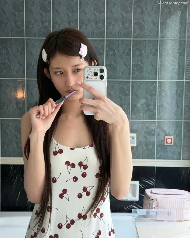 Lee Hyun-seo LEESEO (IVE) photo 24 of 52