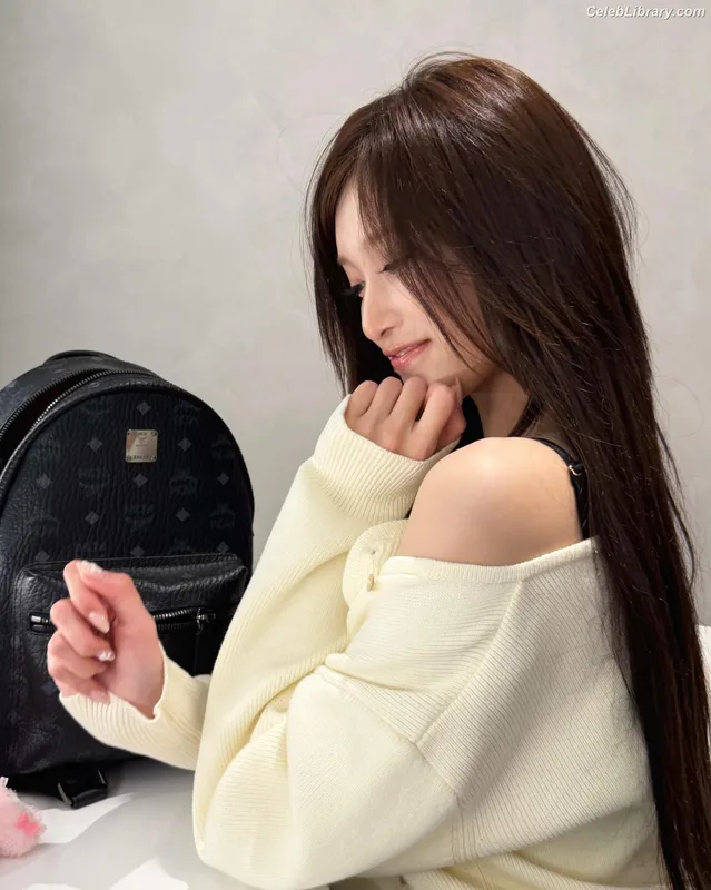 Lee Hyun-seo LEESEO (IVE) photo 8 of 52