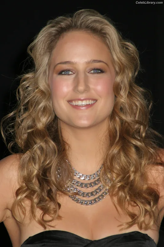 Leelee Sobieski photo 1 of 136