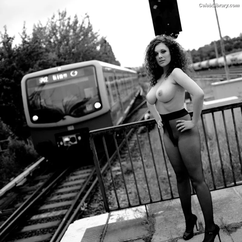 Leila Lowfire photo 7 of 235