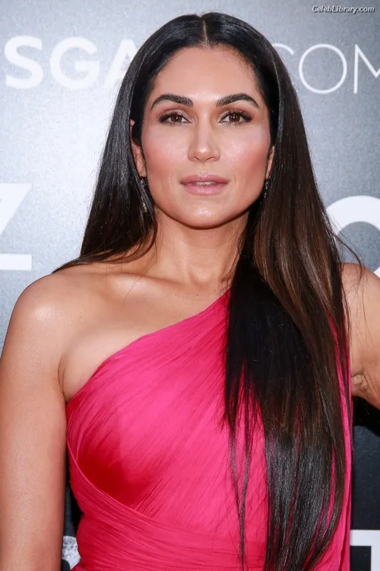 Lela Loren photo 2 of 4