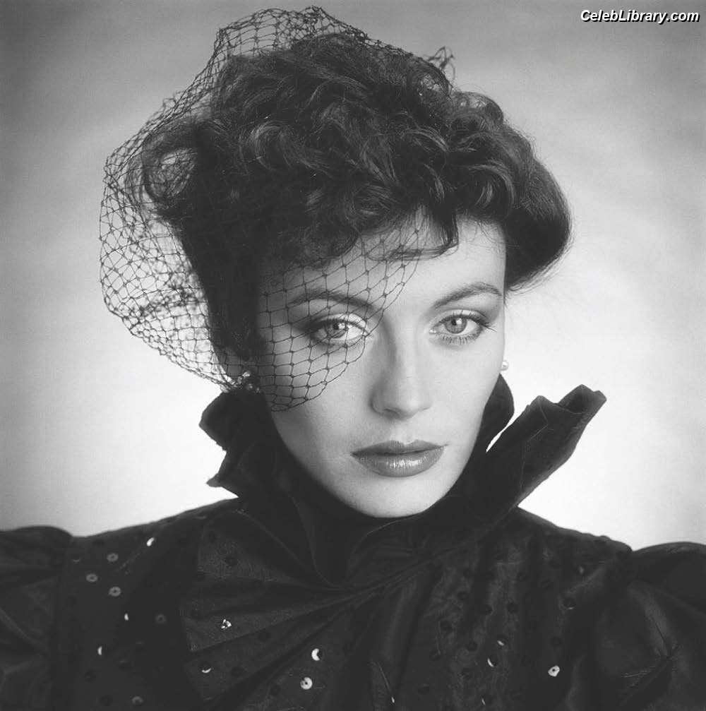 Lesley-Anne Down photo 3 of 13