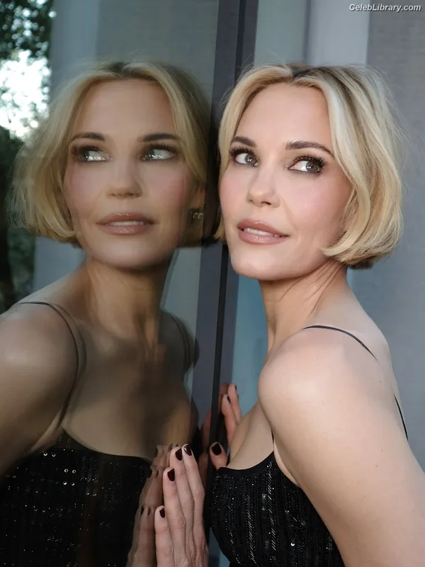 Leslie Bibb photo 17 of 101