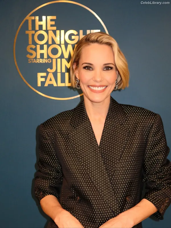 Leslie Bibb photo 15 of 101